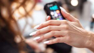 De ‘Clean Girl’-manicure krijgt een upgrade: alles over nail illuminators